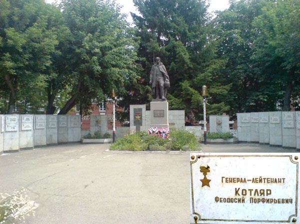 Памятник в Вольске (с фрагментом)