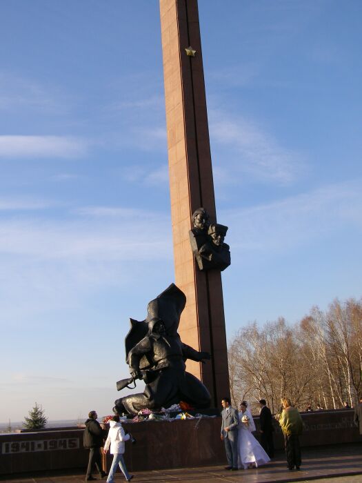 Монумент А.Матросову и М.Губайдуллину в Парке Победы города Уфы