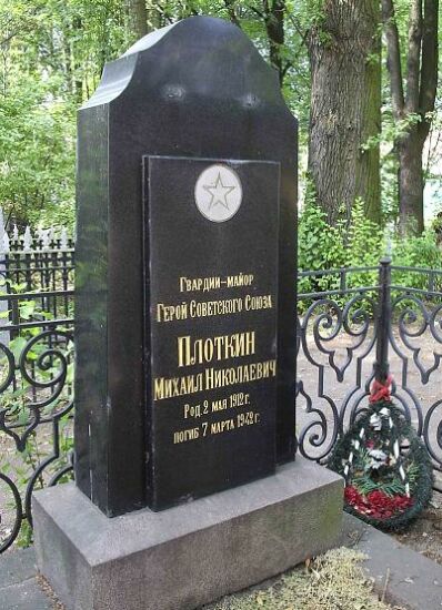 В Санкт-Петербурге на кладбище Александро-Невской Лавры (вид 2)