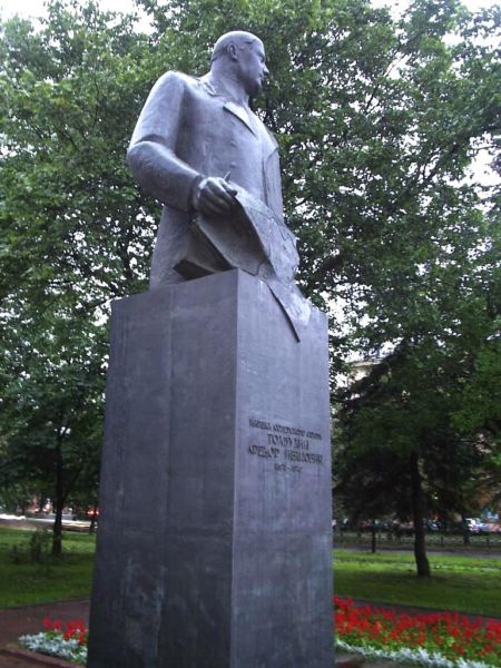 Памятник в Ярослвле (вид 2)