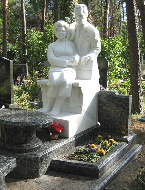 В Киеве на Лесном кладбище