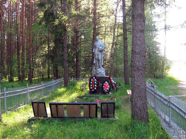 Братская могила в деревне Аксинькино (общий вид)