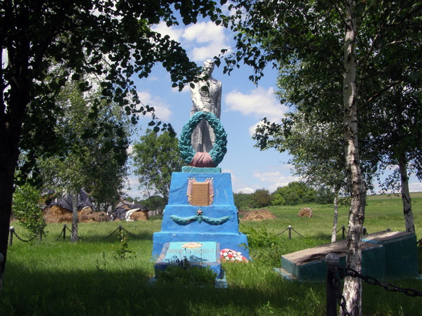 Братская могила в селе Плоское (общий вид)