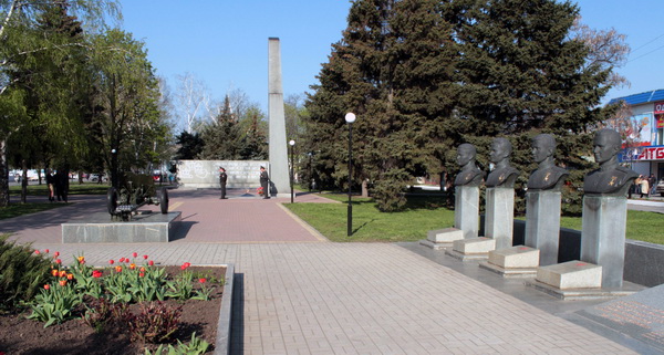 Братская могила в городе Вольнянск (общий вид)