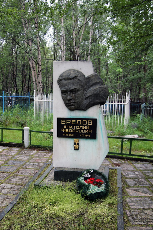 На воинском кладбище в городе Мурманск