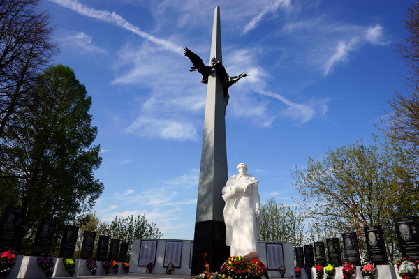 Мемориал в городе Кондрово (общий вид)
