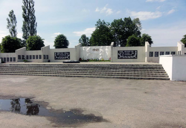 Братская могила в городе Ладушкин (общий вид)