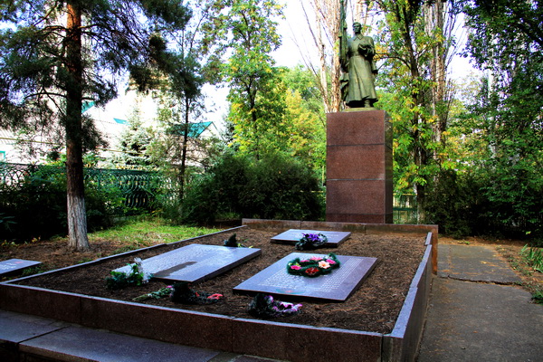 Братская могила в городе Марганец (общий вид)