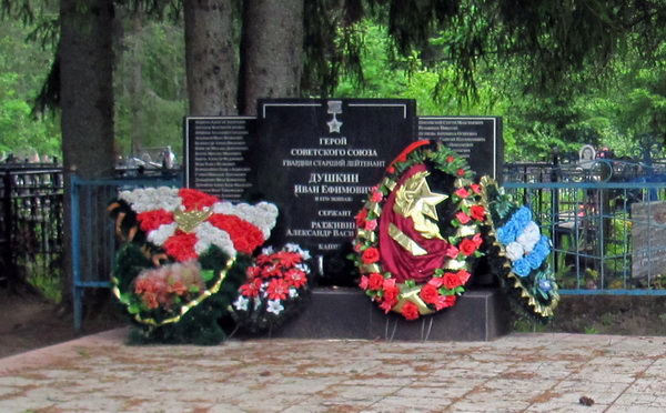 Братская могила в посёлке Неболчи (вид 2)