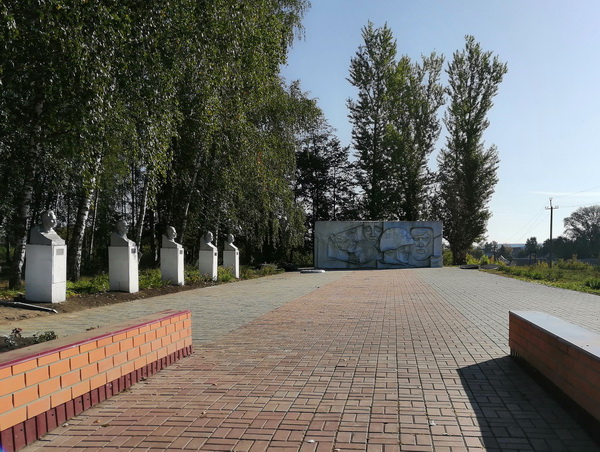 Мемориал в посёлке Исса (общий вид)
