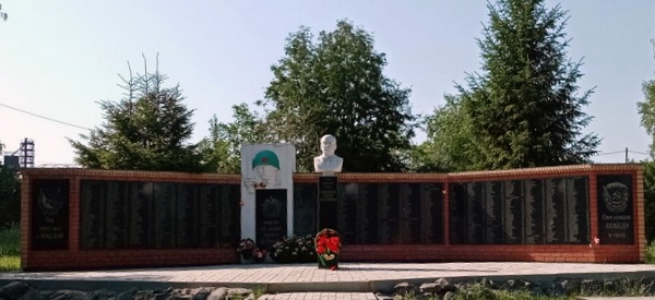 Мемориал в деревне Большебадраково (общий вид)