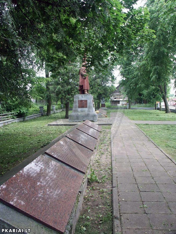 Воинское кладбище в посёлке Жежмаряй (общий вид)