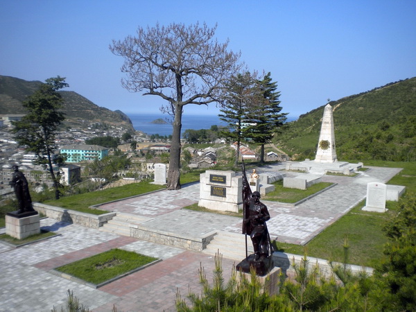 Воинский мемориал в городе Чхонджин (общий вид)