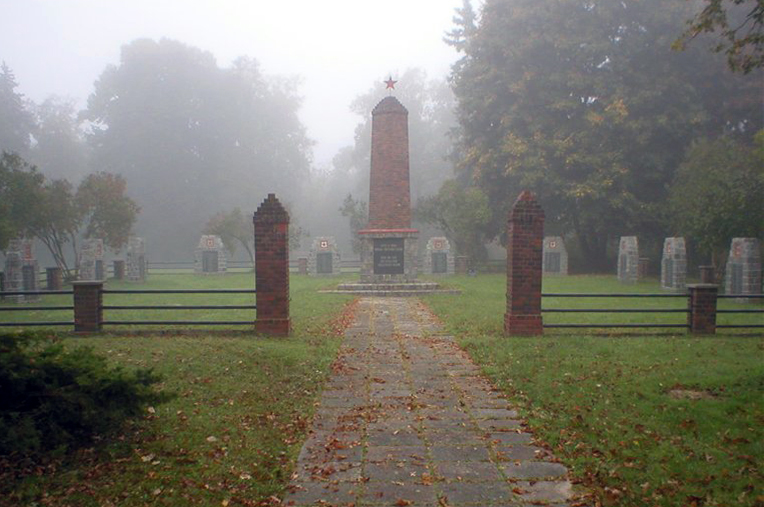 Братская могила в Хайнерсдорфе (общий вид)