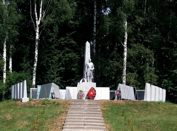 Братская могила в деревне Красная Слобода (общий вид)