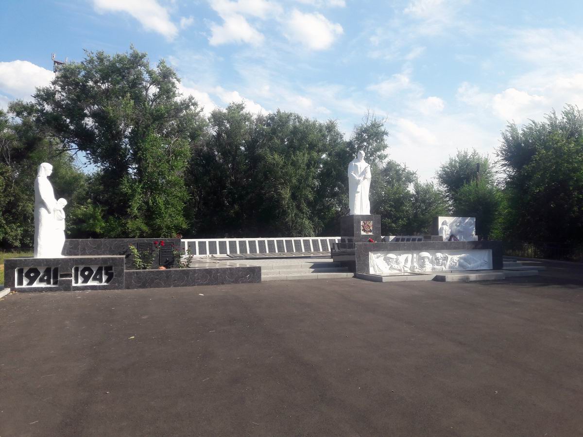 Братская могила в селе Политотдельское (общий вид)