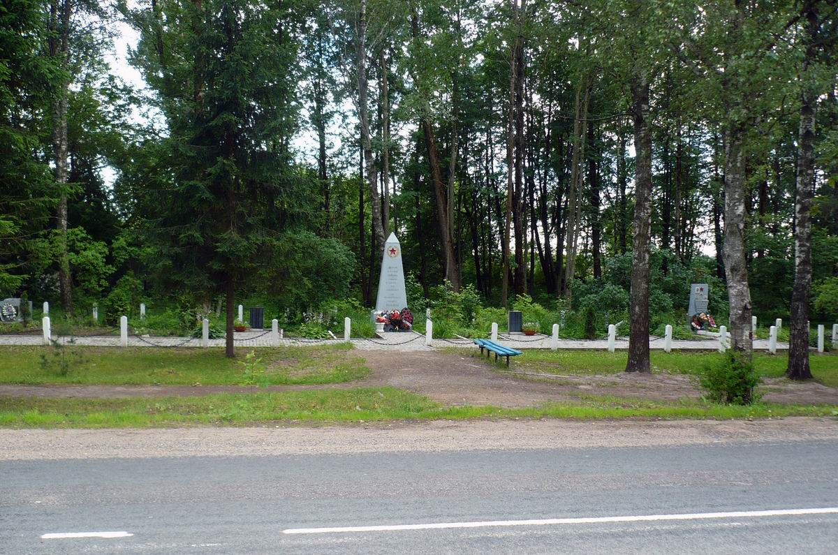 Братская могила в селе Карамышево (общий вид)