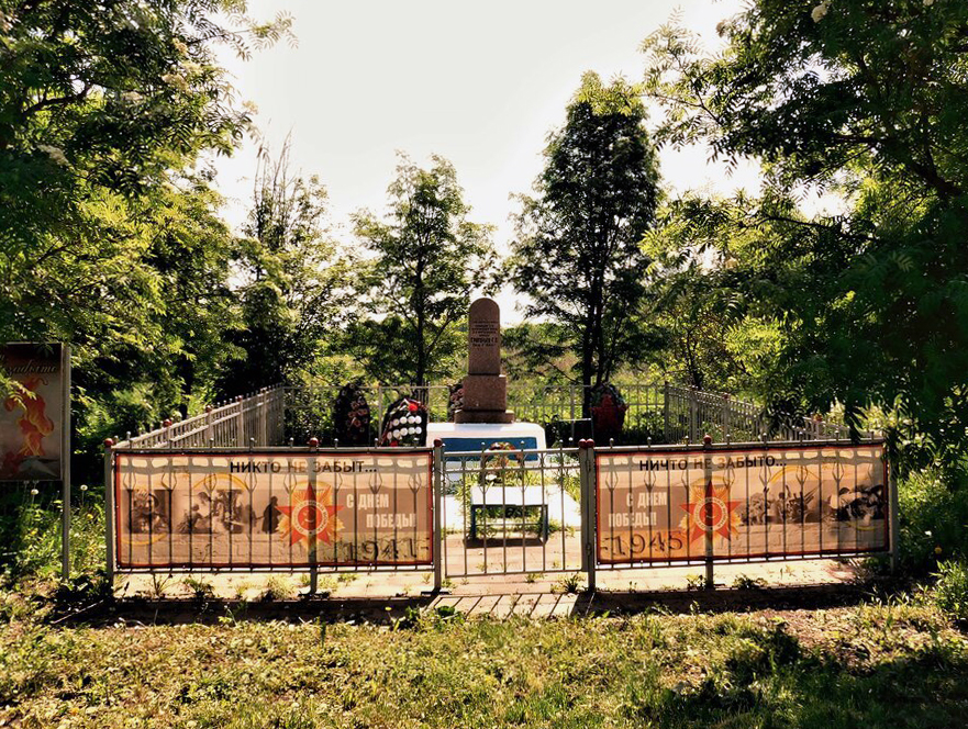 Братская могила в деревне Григорьево (общий вид)