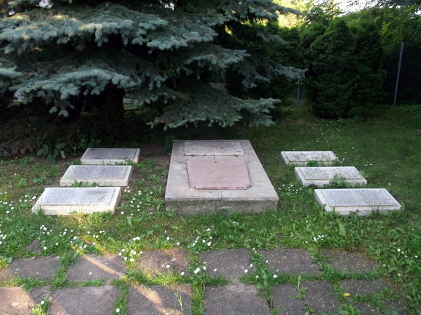 Братская могила в селе Капольнашньек (общий вид)