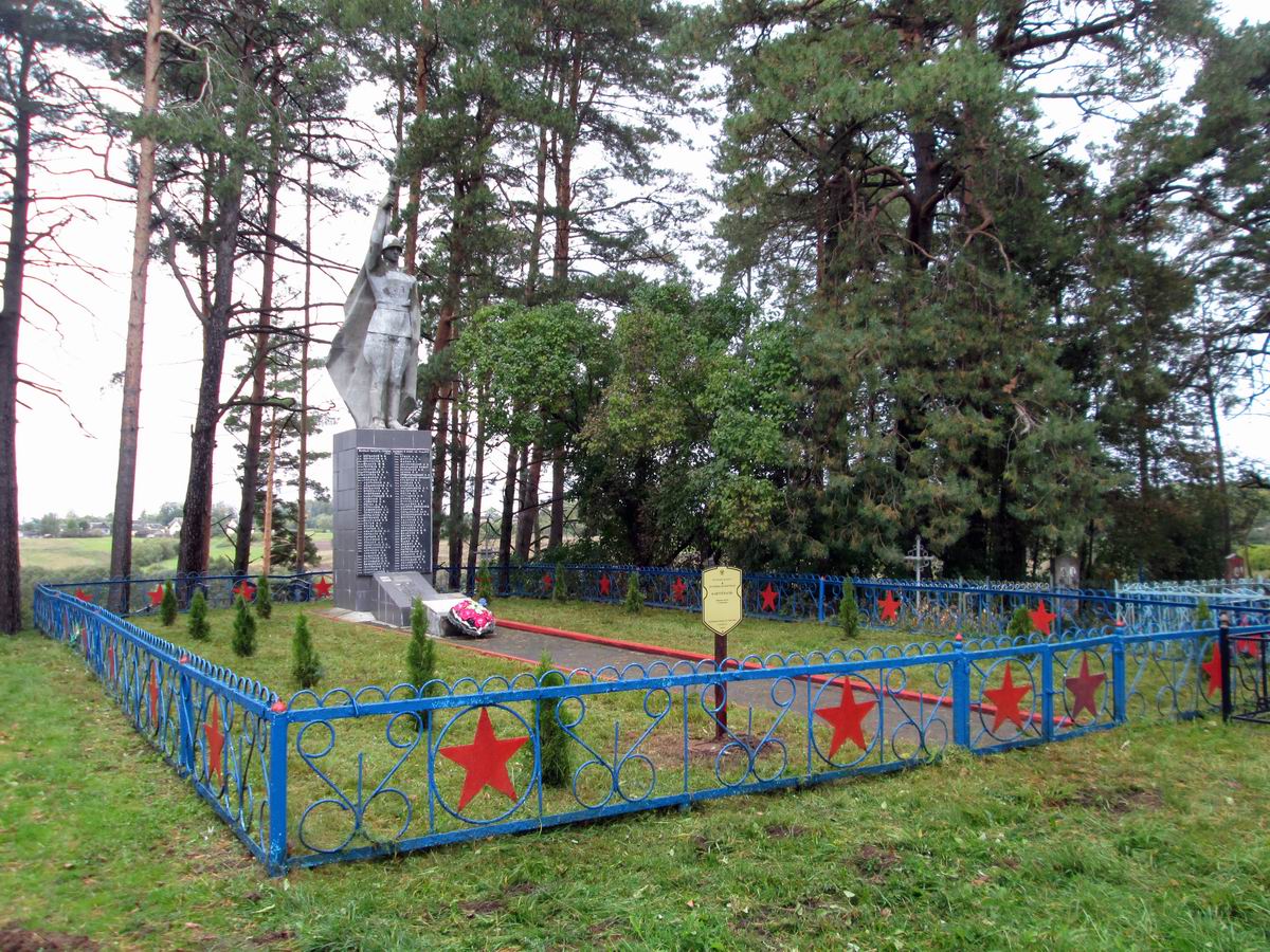 Братская могила вблизи деревни Клещино (общий вид)