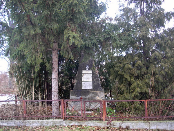 Братская могила в селе Гуттамаши (общий вид)