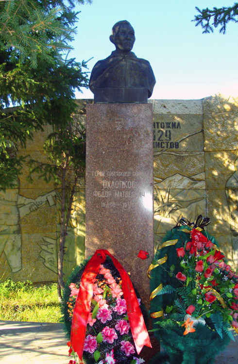 Мемориал в селе Крест-Хальджай (надгробный памятник)