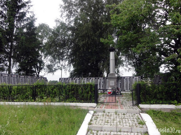 Братская могила в посёлке Корнево (общий вид)