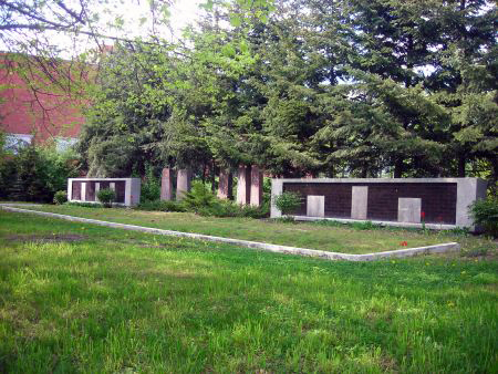 Воинское кладбище в посёлке Слампе (общий вид)