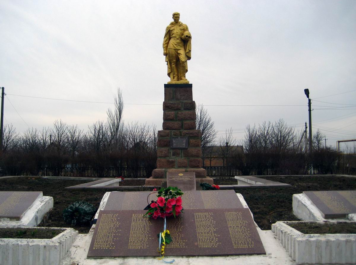 Братская могила в посёлке Перевизские Хутора (общий вид)