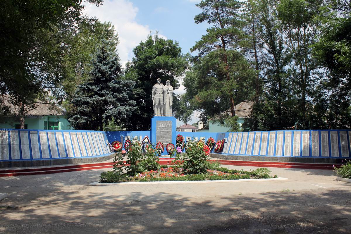 Братская могила в хуторе Новоукраинский (общий вид)
