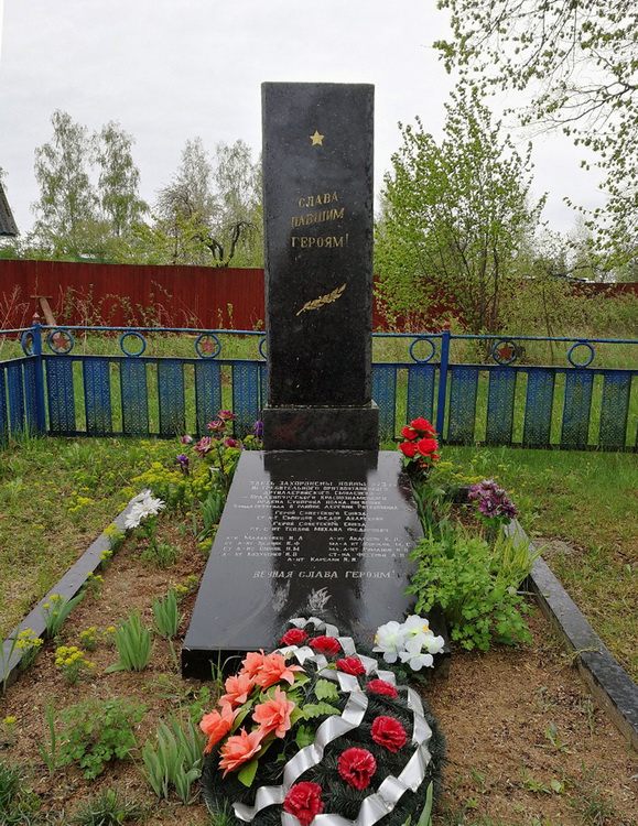 Братская могила в деревне Студенка (общий вид)