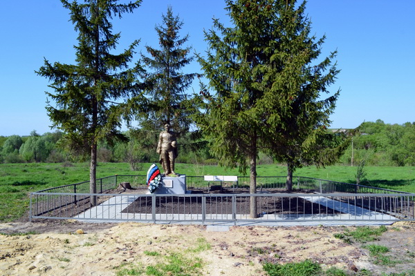 Братская могила в селе Чернь (общий вид)