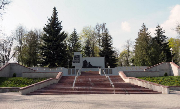 Братская могила в городе Пинск (общий вид)