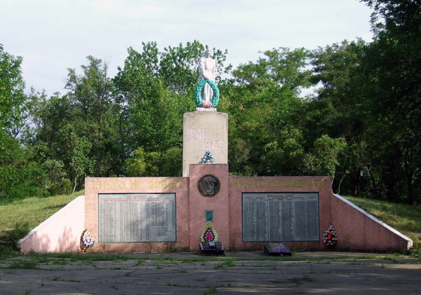 Братская могила в селе Светлогорское (общий вид)