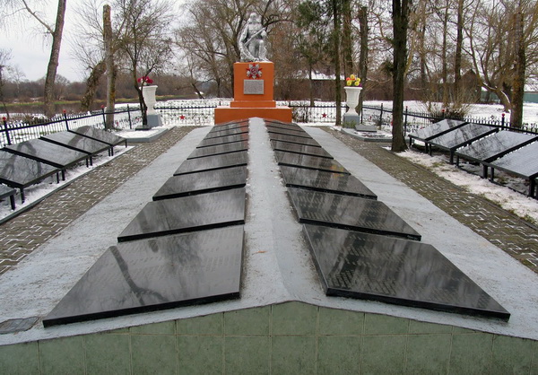 Братская могила в посёлке Паричи (общий вид)