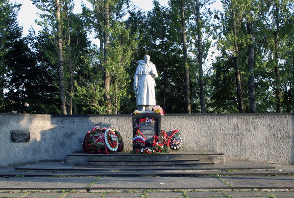 Братская могила в посёлке Войсковицы (общий вид)