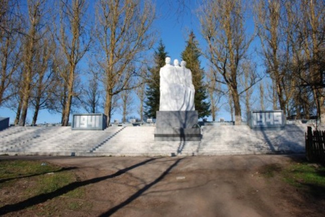 Братская могила в посёлке Славинск