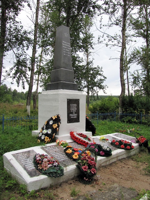 Братская могила в посёлке Сапёрное (общий вид)