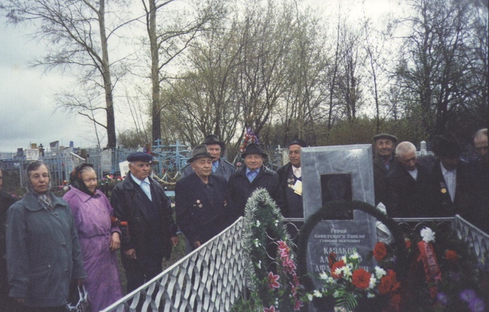 Надгробный памятник в Александровке