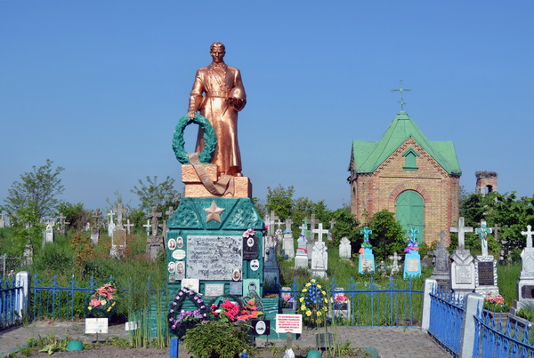 Братская могила в посёлке Луков (вид 3)
