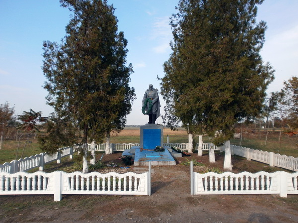 Братская могила в селе Зеленый Гай (общий вид)