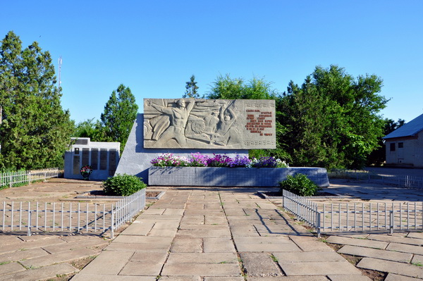Братская могила в селе Новгородковка (общий вид)