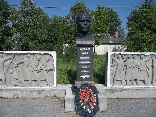 Братская могила в д.Кирово (бюст Н.В. Никитченко)