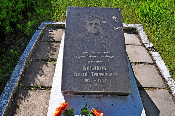Братская могила в селе Григоровка (вид 2)