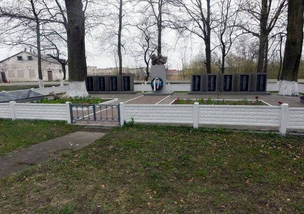Братская могила в посёлке Славяновка (общий вид)