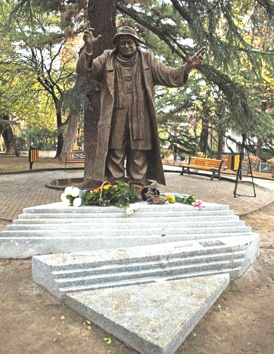 Памятник в Тбилиси