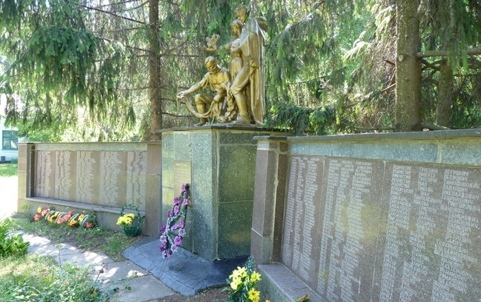 Братская могила в селе Орлик
