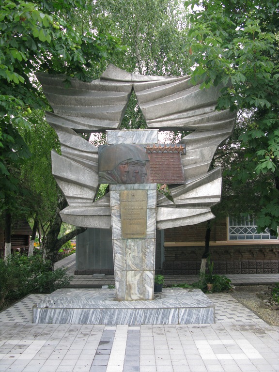 Памятник в Славянске-на-Кубани (лицей №1)