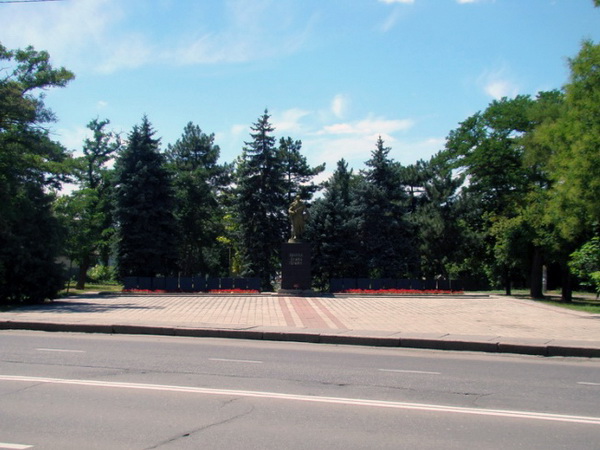 Братская могила в городе Николаев (общий вид)