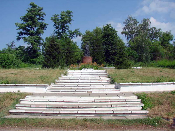 Братская могила в селе Смородьковка (общий вид)